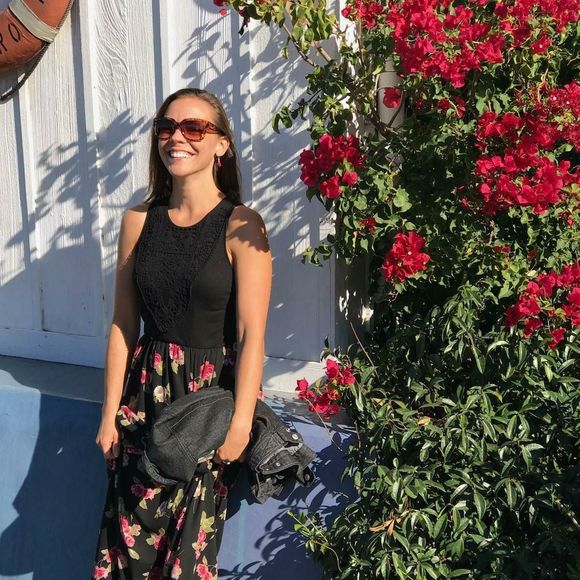 Meet your Posher, Cara - Picture 1 of 4